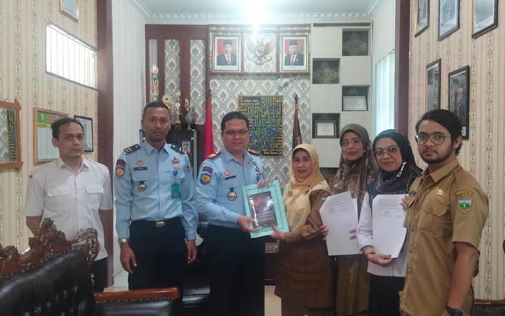 Dinas Perpustakaan Kota Padang Panjang menyerahkan bantuan buku pinjam pakai kepada Rumah Tahanan Negara Kelas IIB Padang Panjang, Kanwil Kemenkumham Sumbar.