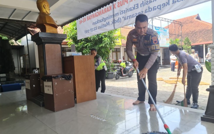 Anggota Satlantas Polres Karanganyar sedang bersih-bersih di Gereja Paroki Santo Pius Karanganyar, Selasa (13/9/2022).