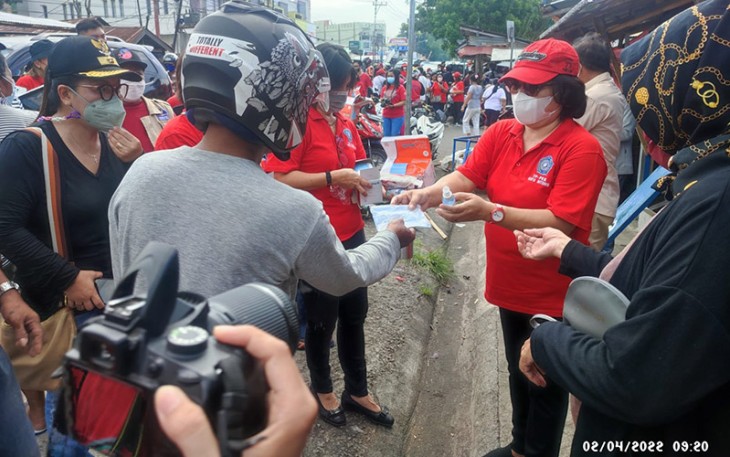 Ketua TP-PKK Kota Bitung bersama Sekretaris 1 TP-PKK saat berbagi masker dan handsanitaizer.
