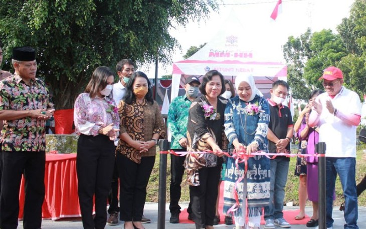 Pengguntingan pita pada peresmian lapangan voli oleh ketua umum TP-PKK