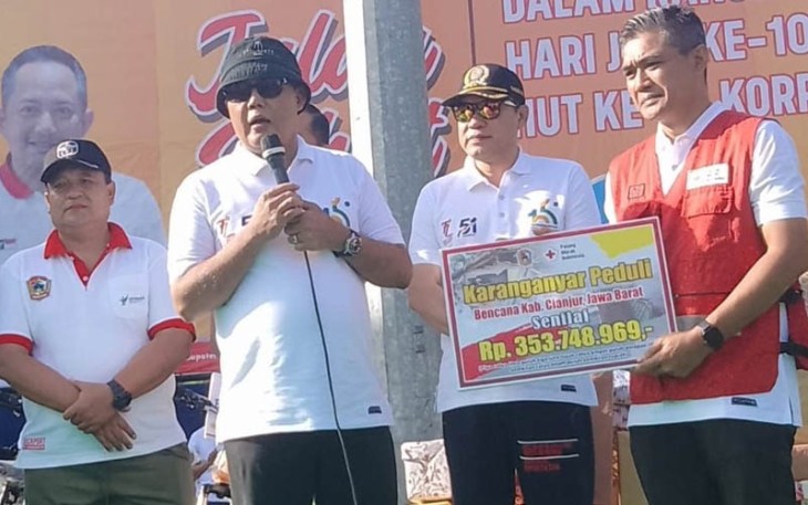 Bupati Karanganyar Juliyatmono saat menyampaikan hasil penggalangan dana kemanusiaan untuk korban gempa Cianjur, di sela membuka acara gerak jalan HUT Korps Pegawai Republik Indonesia (Korpri) di Alun-alun Karanganyar, pada Jumat (2/12/2022).