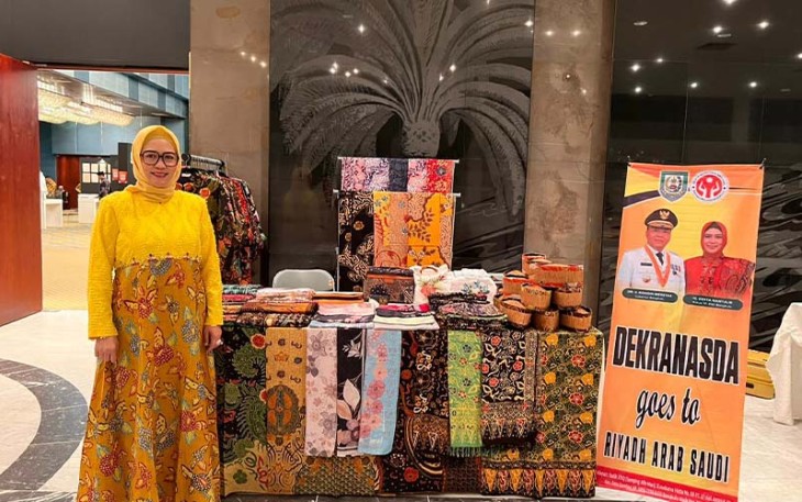 Ketua Dekranasda Provinsi Bengkulu Derta Rohidin  pada ajang Indonesian Weeks Festival 2022 yang diselenggarakan KBRI Riyadh Kerajaan Arab Saudi, di Culture Palace Diplomatic Quarter Riyadh pada Sabtu (26/11). 