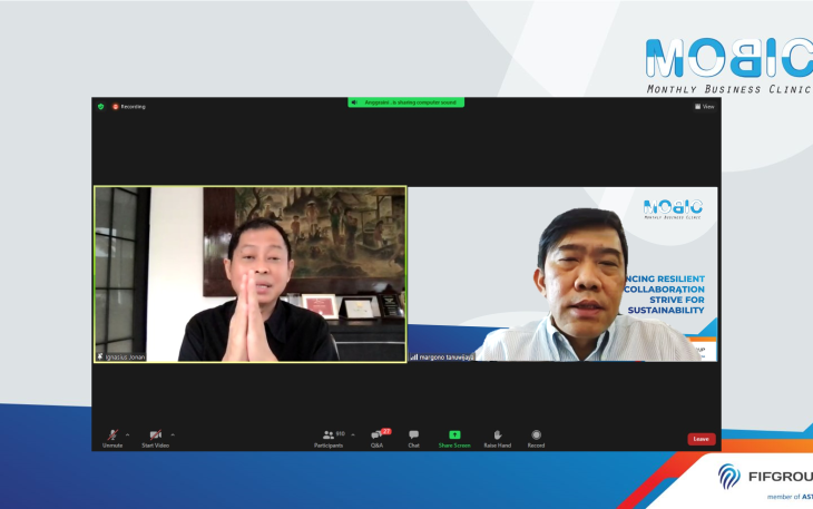 CEO FIFGROUP Margono Tanuwijaya (sebelah kanan) menyapa Ignasius Jonan (sebelah kiri) pada saat memberikan kata sambutan pada acara Monthly Business Clinic (MOBIC) FIFGROUP yang dilaksanakan secara virtual pada Kamis, 20 Januari 2022