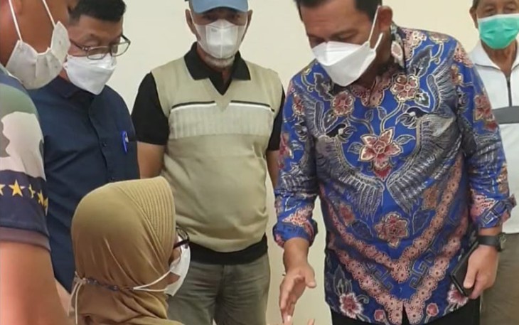 Gubernur Prov Kepri Ansar Ahmad saat bersalaman sambil Ucapkan Turut Bela sungkawa kepada keluarga almarhum