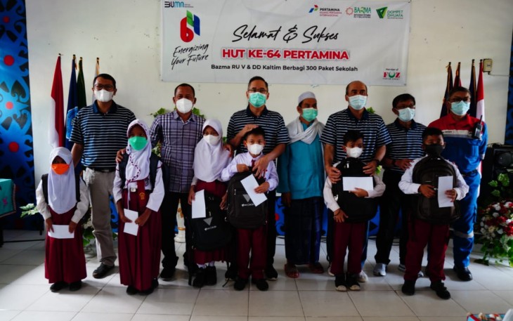 Bantuan 300 paket tas sekolah