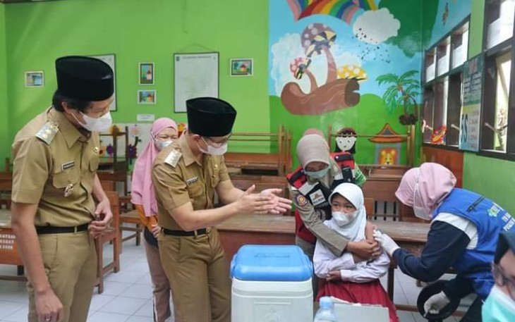Bupati Trenggalek, Mochamad Nur Arifin, saat meninjau pelaksanaan Vaksinasi usia 6 sampai 12 Tahun di SDN 2 Surondakan, Senin (3/1/2022. (Foto Hardi Rangga)