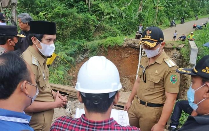 Bupati Trenggalek, Mochamad Nur Arifin bersama Wakil Bupati, Syah Muhamad Natanegara, saat meninjau jembatan Sidomulyo, yang terputus akibat Banjir, Senin, 3/1/2022 (Foto - Hardi Rangga, klikwarta.com).