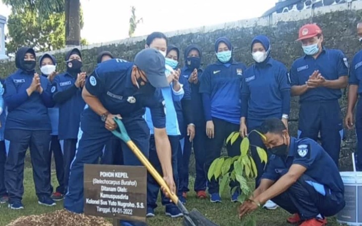 Keluarga Besar Muspusdirla  Tanam Pohon