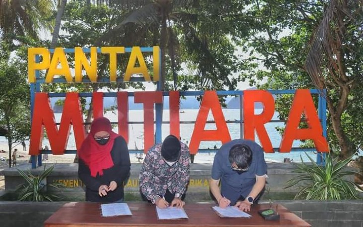 Dari kiri, Diah Yusuf, Bupati Trenggalek, Mochamad Nur Arifin, Mr. Fred Kuo, saat menandatangani, MoU di Pantai Mutiara, Kecamatan Watilimo, Sabtu, (8/1/2022) (Foto : Hardi Rangga)