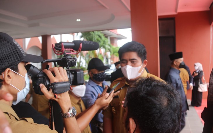 Plt Bupati Bintan Roby Kurniawan saat diwawancarai