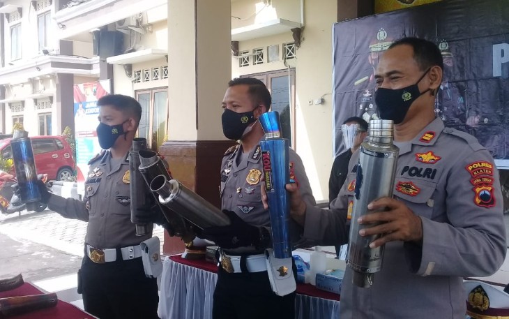 Aparat Polres Klaten Menunjukkan barang bukti yang berhasil disita