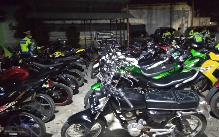 Barang bukti ratusan motor berknalpot brong diamankan polisi saat gelar razia  di kota Cepu, Blora