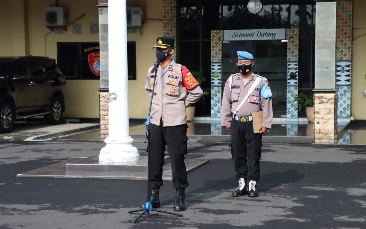 Kabag SDM Polres Pekalongan Kota Kompol Trismiyanto,m Sungkowo SH.,MM, saat memimpin apel pagi