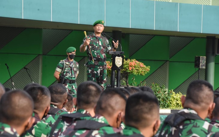 Pangdam Jaya, Mayjen TNI Untung Budiharto, saat memimpin Apel Gelar Pasukan Satuan Jajaran Kodam Jaya