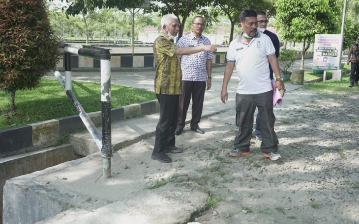 Bupati Asahan, H. Surya, BSc, saat meninjau lokasi tempat kuliner di kompleks hutan Kota