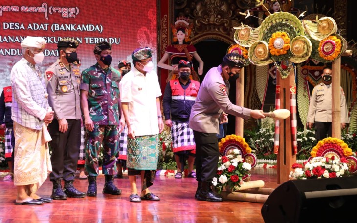 Pengukuhan Bankamda dan Sipandu Beradat, di Bali, oleh Kapolri