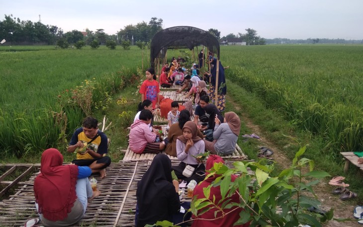 Pengunjung Pasar Tiban Pinggir Sawah menikmati sarapan dengan nuansa pedesaan
