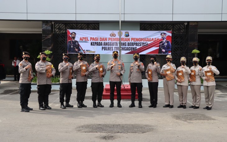 Foto bersama usai Penyerahan penghargaan