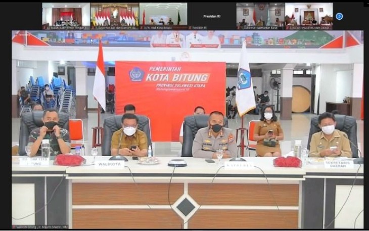 Wali Kota Bitung dan Dandim 1310/Bitung saat mendengarkan arahan Presiden RI
