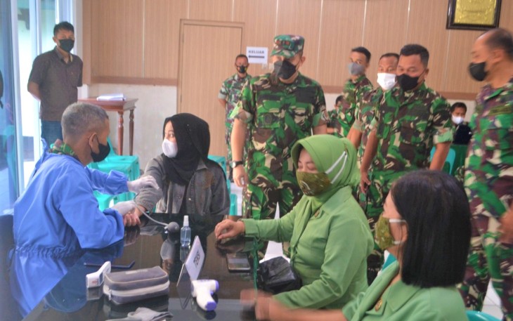 Anggota Kodim 0715/Kendal saat melaksanakan vaksinasi Booster 