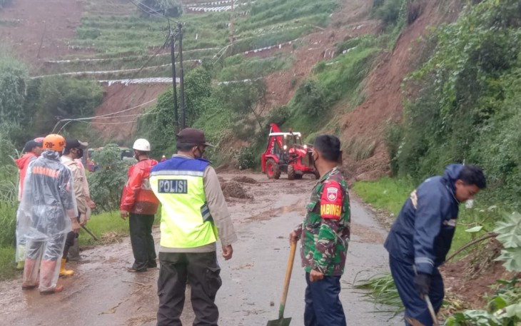 Jalur Dieng terhambat tanah longsor