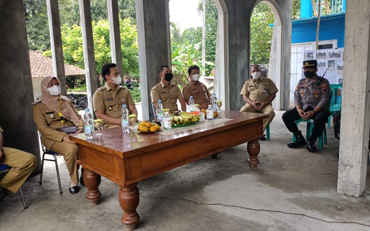 Bupati Kendal saat meninjau pembangunan Musala, di Desa Pekuncen, Kecamatan Pegandon