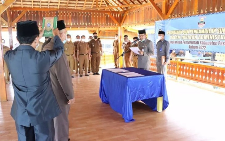 Pelantikan Empat pejabat Administrator Pemkab Pesibar, di Aula Lamban Apung, Kecamatan Pesisir Tengah