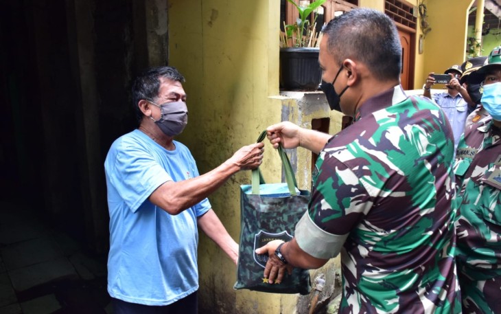 Pangdam Jaya saat menyerahkan sembako kepada warga Isoman