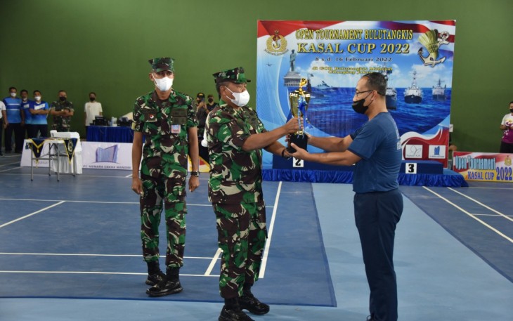 Penyerahan hadiah kejuaraan bulutangkis Kasal Cup 2022
