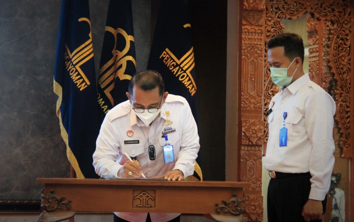 Penandatanganan kontrak pelaksanaan bantuan hukum TA 2022, di aula Kanwil Kemenkumham Jateng, Rabu (16/02/2022)