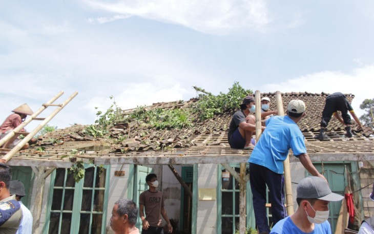 Proses perbaikan salah satu rumah warga yang terdampak puting beliung