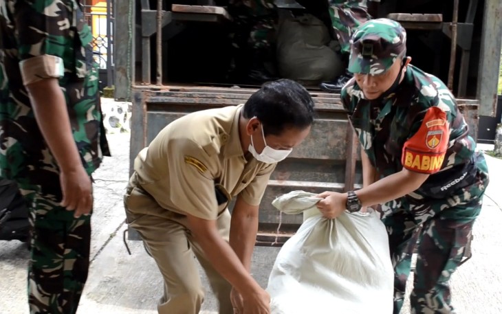 Kodim 0715/Kendal memberikan bantuan beras untuk korban terdampak angin puting beliung di Desa Ngabean, Boja