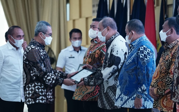 Wali Kota Tebing Tinggi saat menerima penghargaan sertifikasi tanah Pemerintah daerah terbanyak tahun 2021 dari KPK