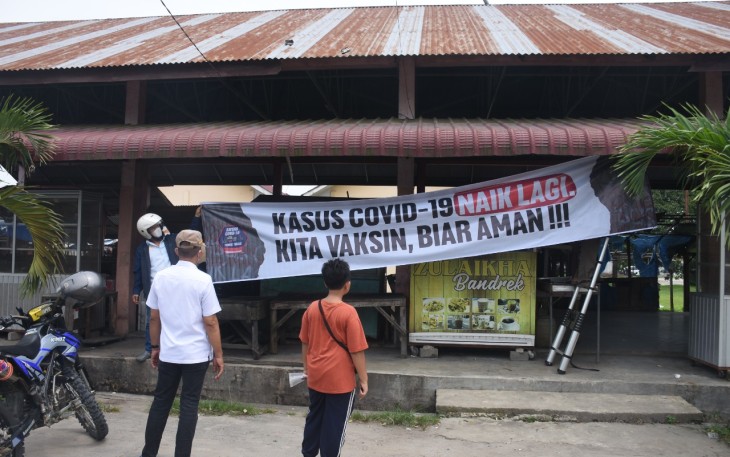Pemasangan spanduk imbauan disiplin prokes di beberapa titik keramaian di Kota Tebing Tinggi