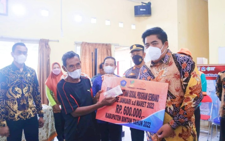 Plt Bupati Bintan, Roby Kurniawan, saat menyerahkan bantuan di Aula Kantor Lurah Kijang Kota