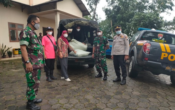 Kodim 0715/Kendal memberikan bantuan beras kepada warga terdampak bencana tanah longsor di Mojoagung