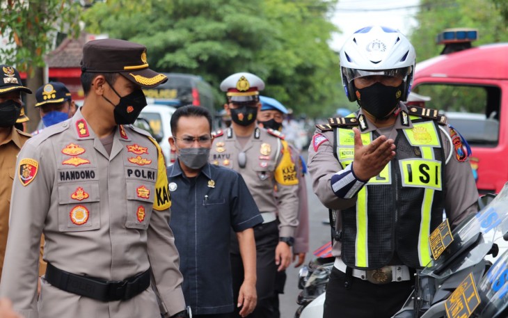 Kapolres Tulungagung bersama Forkopimda melakukan pemeriksaan pasukan dan kesiapan sarana prasarana