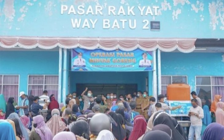 Operasi Minyak goreng murah, di Pasar Rakyat way Batu, oleh Bupati Pesibar