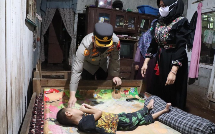 Kapolres Kendal saat mengunjungi warga penderita retradasi mental