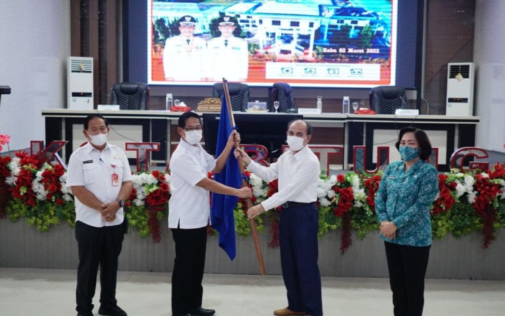 Wawali Kota Bitung, Hengky Honandar, saat menerima panji UNIMA