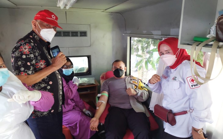 Kapolres Bengkulu Selatan, AKBP Juda Trisno Tampubolon, ikut donor darah 