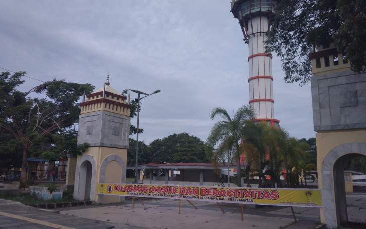 Warning line bertuliskan "Dilarang Masuk dan Beraktivitas di Area View Tower" telah terpasang di lapangan Merdeka Kota Bengkulu