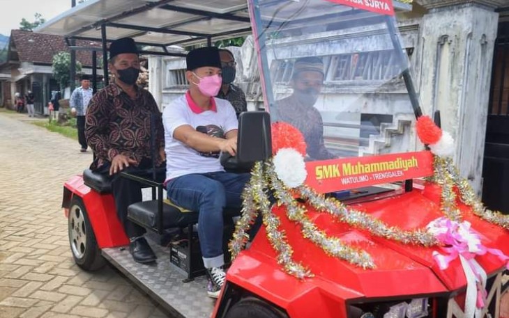 Bupati Trenggalek, Mochamad Nur Arifin, saat mencoba Mobil listrik tenaga Surya, karya Siswa SMK Muhammadiyah Watulimo