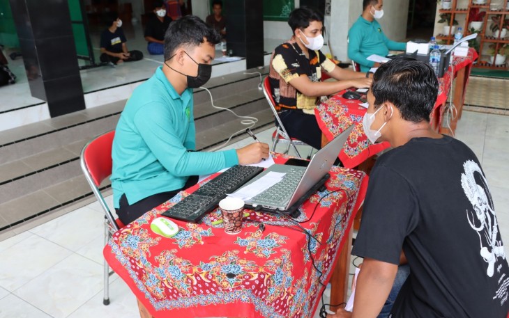 Vaksinasi serentak dosis 3 (booster) di Pondok Lubabul Fattah, Desa Tunggulsari, Tulungagung
