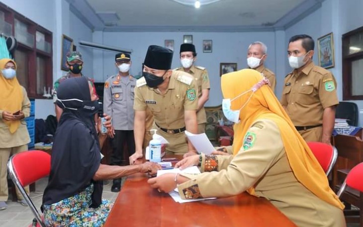 Bupati Trenggalek, Mochamad Nur Arifin, bersama Wakil Bupati Trenggalek, Syah Muhamad Natanegara, saat meninjau penyaluran BLT/DD, di Desa Boto Putih