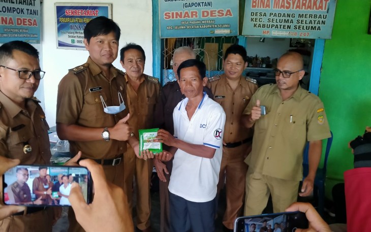 Dinas Pertanian Kabupaten Seluma, saat mendistribusikan bantuan benih Padi