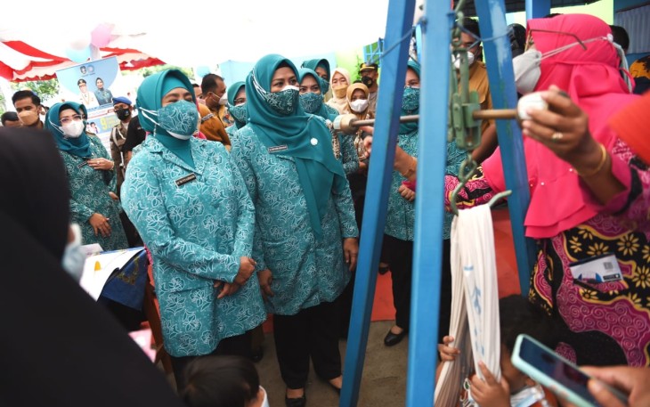 Ketua TP PKK Pusat, Tri Tito Karnavian saat berkunjung ke Posyandu Mawar
