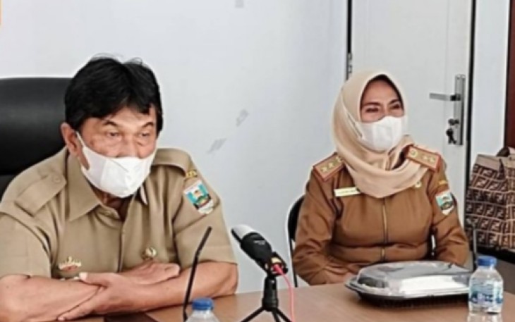 Wabup Pesibar, A. Zulqoini Syarif, didampingi Kabag Tapem, Sukmawati, saat mengikuti talk show APKASI
