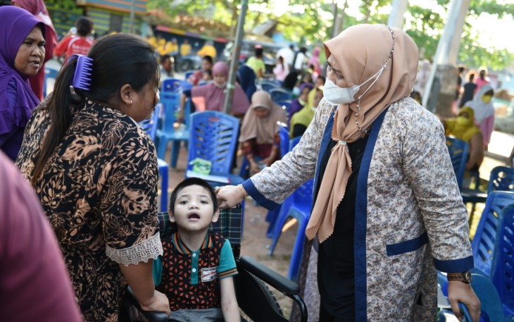 Dewi Kumalasari Ansar, saat bersilaturahmi dan dialog dengan masyarakat pesisir di Kampung Panglong