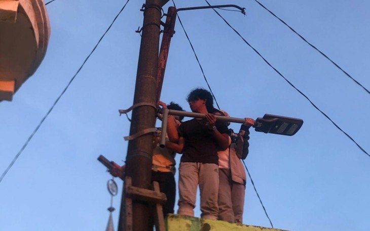 Pemasangan Lampu Jalan  oleh tim Mahasiswa Universitas Pertamina